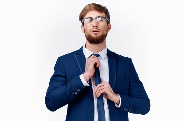 Hombre de negocios con camisa blanca endereza su chaqueta y barba espesa —  Fotos de Stock