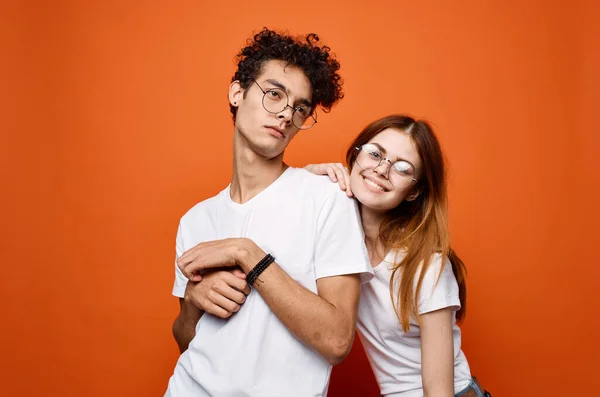 Молодая пара в белых футболках и очках весело общение радость — стоковое фото