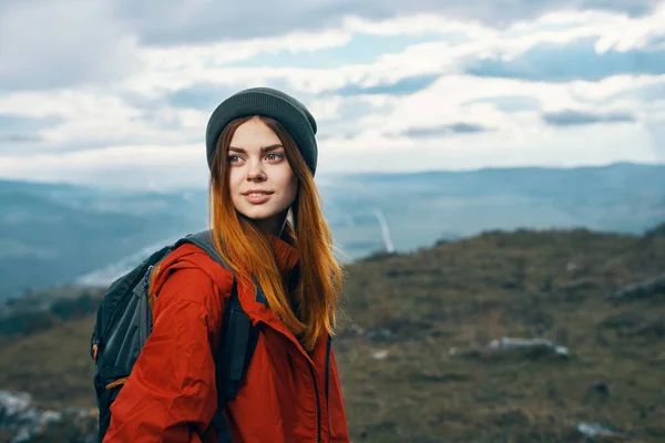 Горный пейзаж женщины отдых приключения рюкзак модель туризма — стоковое фото