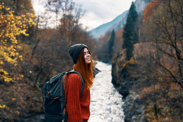 Femme gaie Touriste de toute la loi admire la nature de la rivière de montagne — Photo