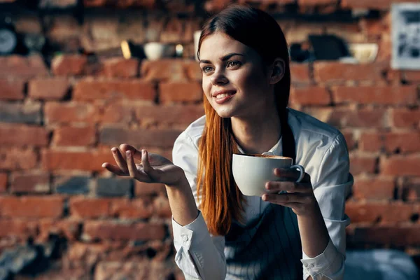 식탁 웨이터 직원들 이 커피 한잔을 하고 있는 여성 — 스톡 사진