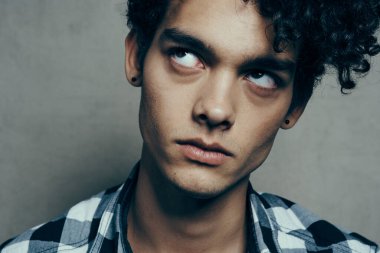 Müstehcen adam ekose gömlek yakın çekim duyguları stüdyo modası