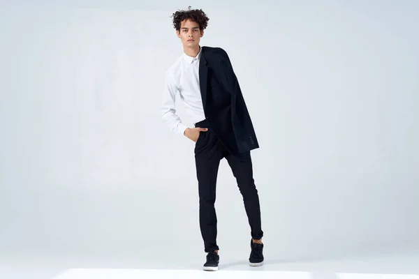 Uomo con una giacca in mano in piena crescita posa moda fiducia in se stessi — Foto Stock