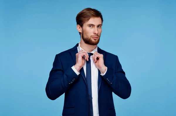 Homem de negócios corte vista azul fundo estúdio finanças — Fotografia de Stock