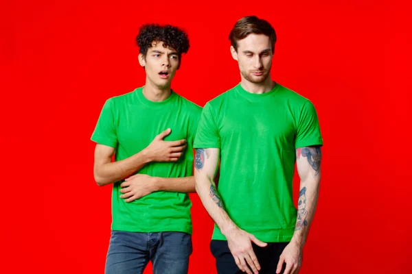 Dos hombres verde camiseta comunicación estudio equipo — Foto de Stock