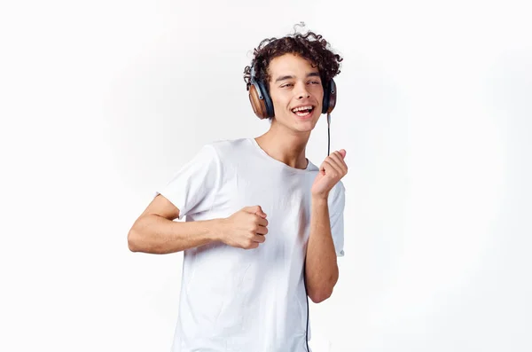 Man in wit t-shirt bijgesneden uitzicht hoofdtelefoon muziek entertainment — Stockfoto
