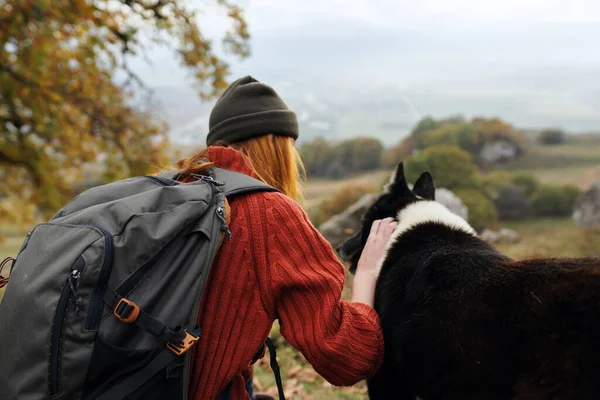 Жінка турист грає з собакою на відкритому повітрі весело подорожувати дружба — стокове фото