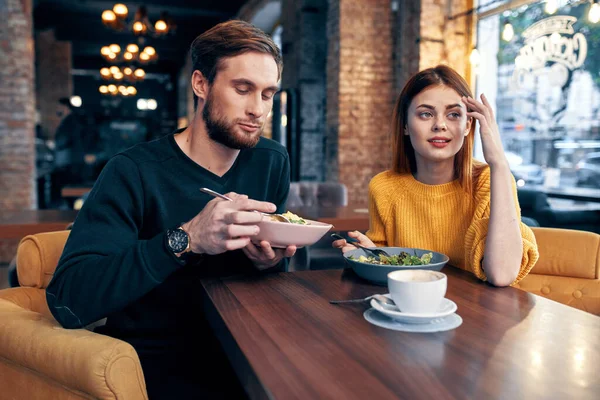 Pareja casada en un restaurante romántica cena comunicación —  Fotos de Stock