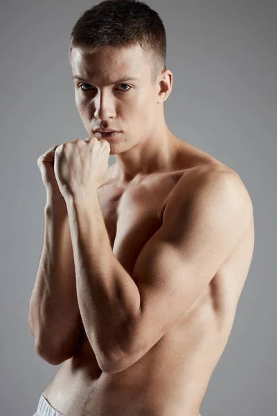 Boxer con muscoli del braccio gonfiati bicipiti Sport Fitness sfondo grigio — Foto Stock
