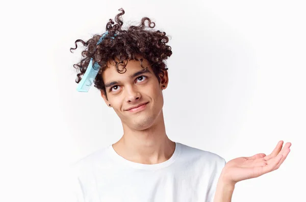 Göndör srác fésűvel a haj érzelmek szórakoztató vágott nézet — Stock Fotó