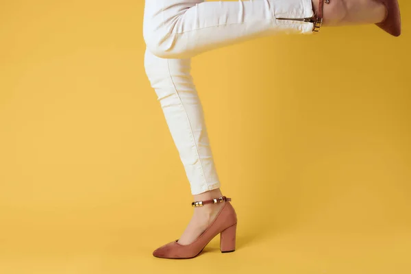 Zapatos de mujer moda verano estilo recortado vista fondo amarillo — Foto de Stock