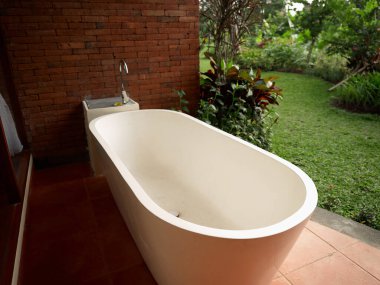 Doğa manzarası ağaçlarıyla banyo tasarımı birliği.