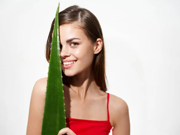 Mulher feliz com folha de aloés verde no fundo luz sorriso modelo retrato — Fotografia de Stock