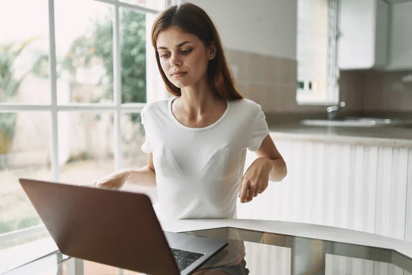 Mujer en casa delante de la comunicación portátil trabajo freelance —  Fotos de Stock