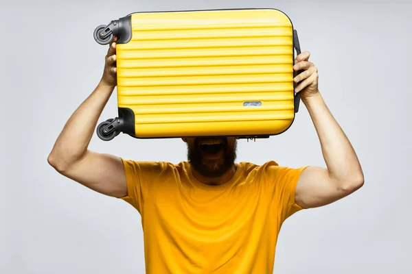 Veselý muž žlutý kufr osobní zavazadla letiště — Stock fotografie