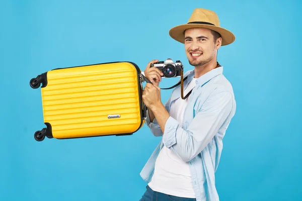 Hombre alegre con la maleta de la cámara de viaje de vacaciones fondo azul —  Fotos de Stock