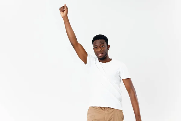 Bel homme d'apparence africaine tient sa main au-dessus de sa tête mode de vie émotionnel — Photo