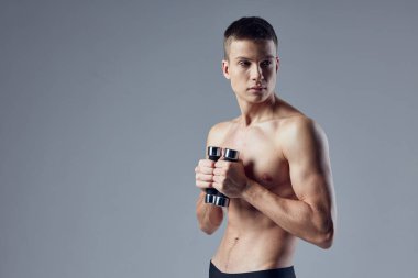 Spor adamı motivasyon dambılları el egzersizi kırpılmış görüş