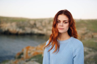 Çekici kızıl saçlı kadın açık havada taze hava kayalık dağlar seyahat eder.