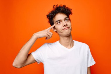 Beyaz tişörtlü neşeli adam. El hareketi. Duygular stüdyosu.