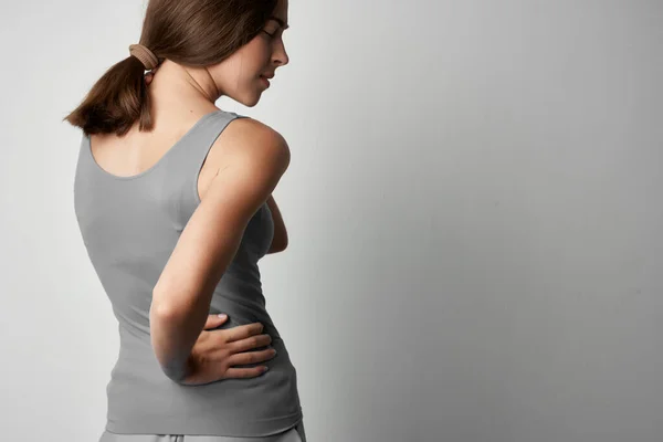 Mujer con dolor de espalda medicamentos tratamiento problemas de salud —  Fotos de Stock