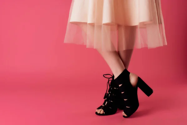 Жінка в чорному взутті обрізаний вид позує моду гламурний рожевий фон — стокове фото