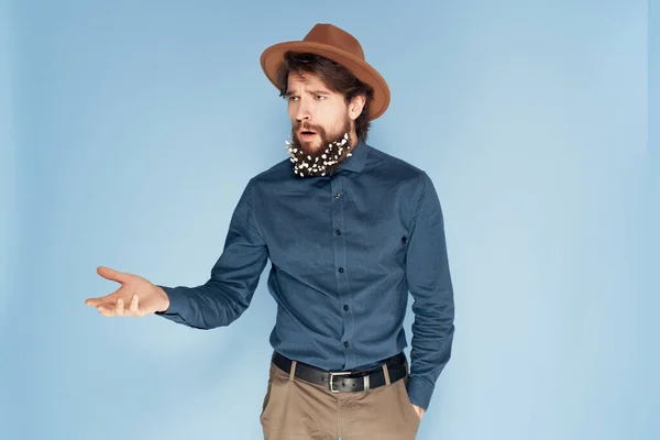 Hombre guapo con sombrero flores barba decoración estilo de vida de moda —  Fotos de Stock