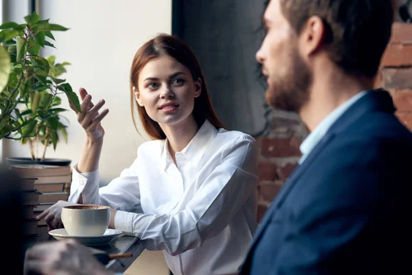 Hombre y mujer de negocios comunicación diversión desayuno recreación profesional — Foto de Stock