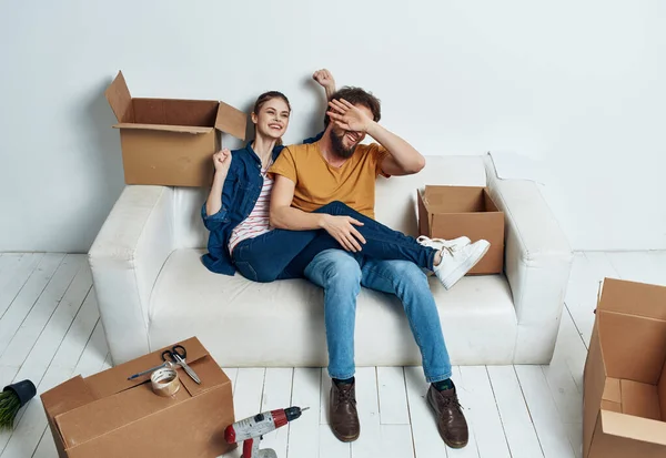 Férj és feleség házavató költöztető dobozok dolgokat — Stock Fotó