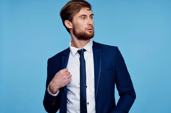 Jóképű férfi öltöny önbizalom hivatalos kék háttér — Stock Fotó