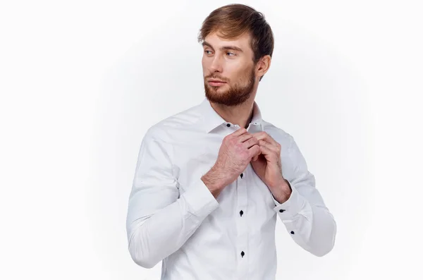 Man i vit skjorta gest med händerna på ljus bakgrund — Stockfoto
