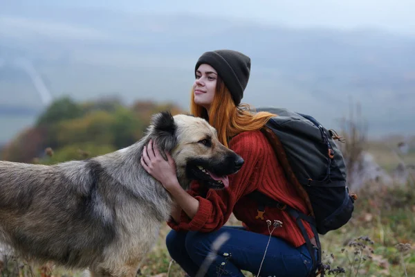 Mulher caminhante férias viagem natureza divertido brincar com o cão — Fotografia de Stock