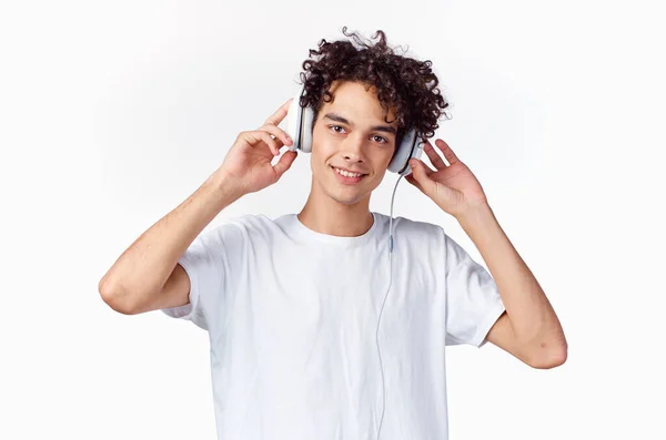 Lockig kille i hörlurar lyssnar på musik känslor underhållning — Stockfoto