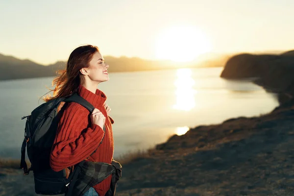 Frau touristische Landschaft Sonnenuntergang Reisen Natur Freiheit — Stockfoto