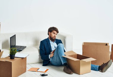 Erkek işçi eşyalar topluyor, profesyonelleri taşıyor.