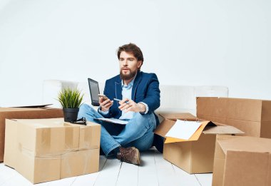 İş adamı kutuları ofis taşınıyor.