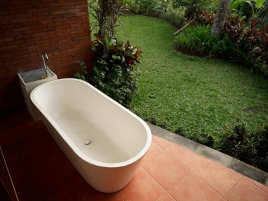 Kahverengi fayanslar üzerinde banyo. Temiz hava.