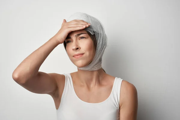 Woman with headache treatment medicine trauma patient — Stock Photo, Image