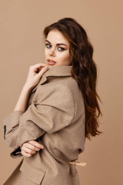 Güzel esmer kozmetik, büyüleyici moda ceketi cazibesi.