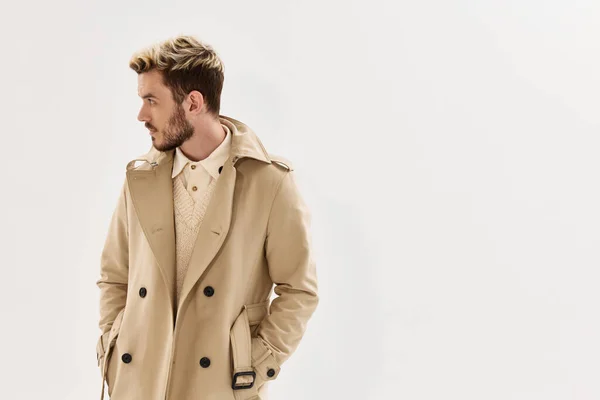 Homem de casaco mãos no bolso olhar de lado moda estilo outono — Fotografia de Stock
