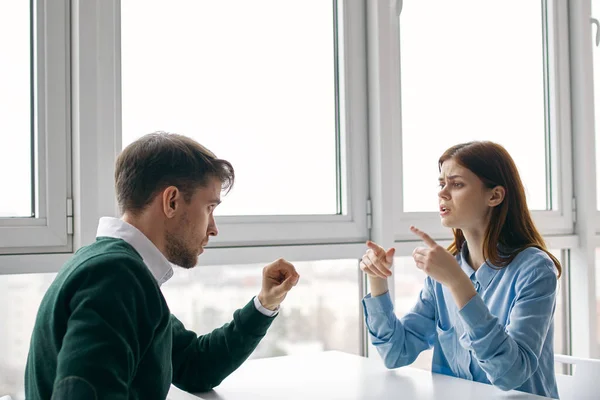 Homem de negócios e mulher sentados à mesa trabalho colegas comunicação — Fotografia de Stock