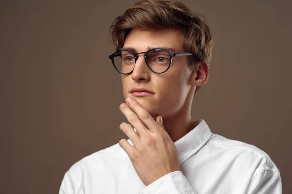 眼鏡をかけたサラリーマン白いシャツ屋の支店長自信 — ストック写真