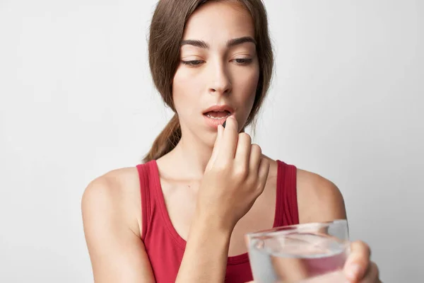 Vrouw drinken pillen met een glas water gezondheidsproblemen therapie — Stockfoto