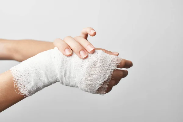 Bandagierte Arm Gras Schmerzbehandlung Krankenhausaufenthalt — Stockfoto