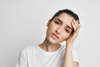 Beyaz tişörtlü kadın sağlık sorunu, sağlık ilacı tedavisi depresyonu