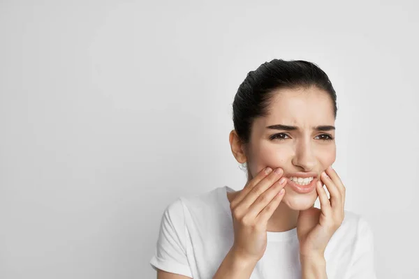 Mulher segurando rosto problemas de saúde dor de dente insatisfação — Fotografia de Stock