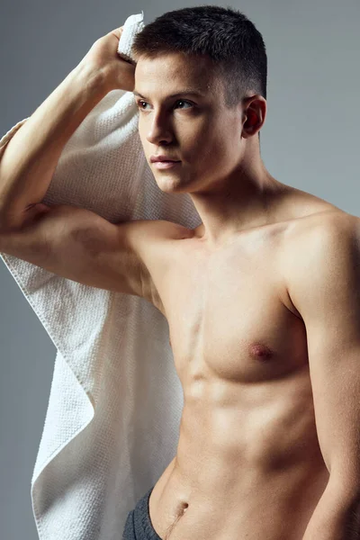 Athletic guy with pumped up torso towels posing gym — Stock Photo, Image