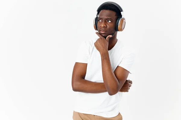 Afrika kökenli bir adam kulaklıkla modern teknoloji tarzında müzik çalıyor. — Stok fotoğraf