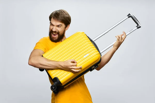 Hombre alegre turista con una maleta en las manos del equipaje del aeropuerto —  Fotos de Stock