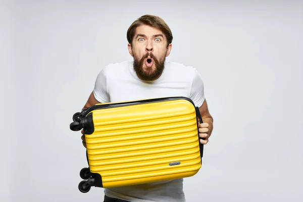 Férfi sárga bőrönd nyaralás utazás utas — Stock Fotó